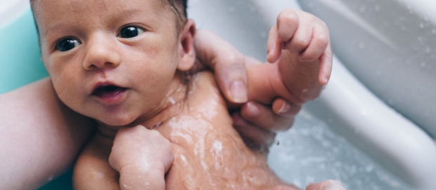 как правильно держать новорожденного при купание